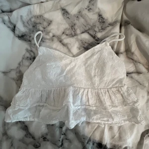 Vit linne - Supersöt vit linne med mönster, passar perfekt till sommaren💘