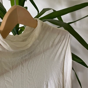 Polotröja - En tunn vit polotröja i väldigt skönt material! Kommer tyvärr inte till användning!