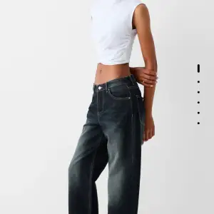 Säljer dessa Bershka baggy jeans, aldrig använda med lappen kvar💕 Orginal pris 400kr men säljer för 320kr 