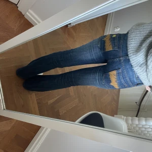 Lowwaist bootcut diesel jeans - Såå snygga, bra skick! Det står storlek w28 men jag skulle säga mer runt w26-w27