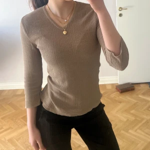 stickad topp - vintage zara stickad topp bra skick står att det är L men skulle säga att det passar som S stretchig material  skriv om du har frågor⭐️