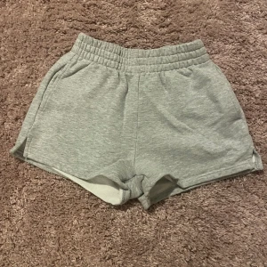Gråa mysshorts  - Ljusgråa mjukishorts från Gina tricot. Sparsamt använda och väldigt bra sick. Hör av er om ni har några frågor eller vill ha fler bilder. :)