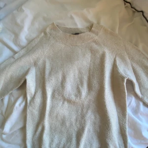 Beige stickat tröja - Stickad tröja från veromoda Storlek xs men passar även s Nypris: 250 kr Skriv privat för fler frågor
