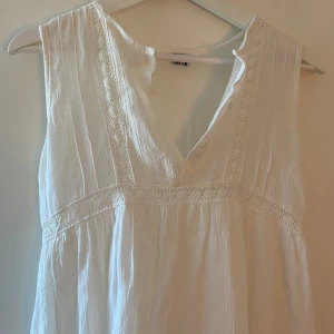 Vit klänning - Jätte fin vit klänning med broderier på! 