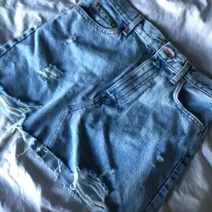 Säljer denna super fina jeans kjol från MNG i storleken S. Använd få tal gånger. Säljer för 150kr