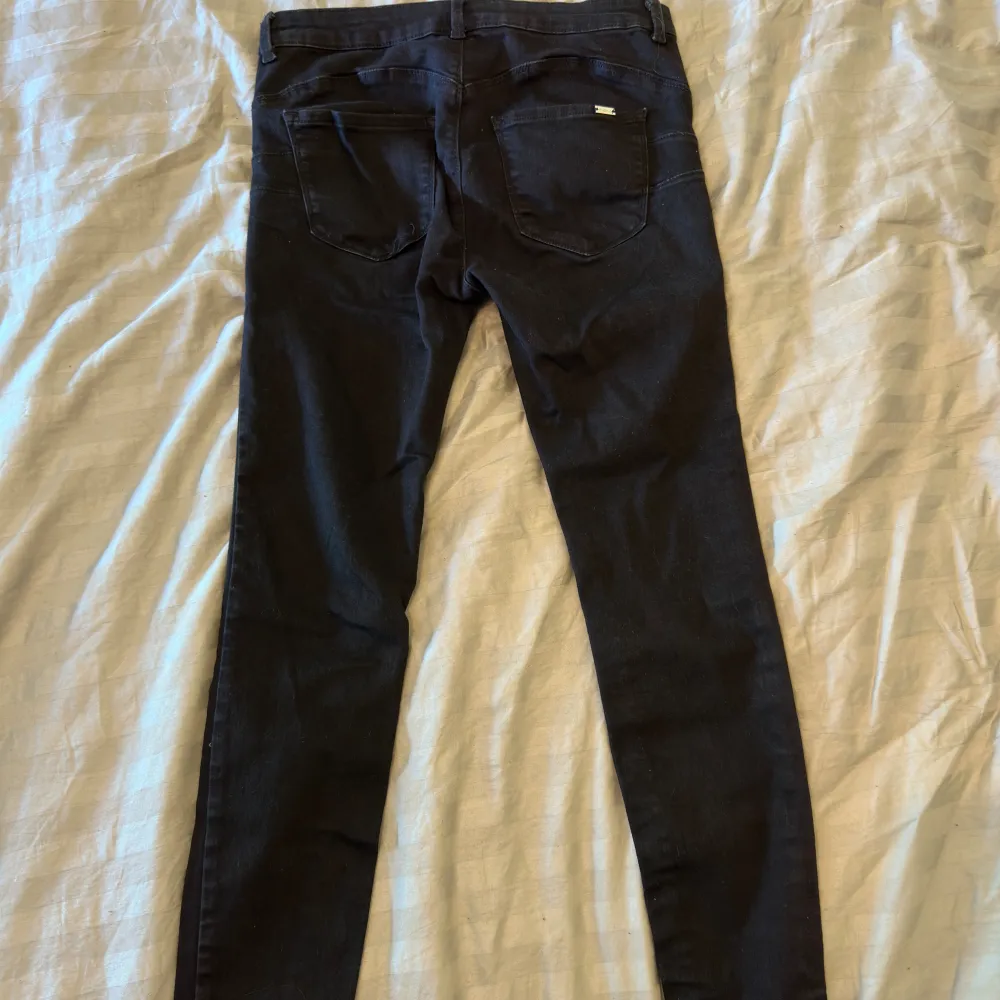 Svarta jeans från New Yorker  Dom är väldigt stretchiga i materialet  Köpt för ett par år sen knappt använt dom så dom är i fint skick Storlek w33 Pris 50kr + frakt. Jeans & Byxor.