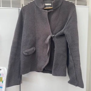 Odd Molly - Stl 4, skulle säga motsvarande m/l. Mellangrå. Använd mkt men hel och ren. 