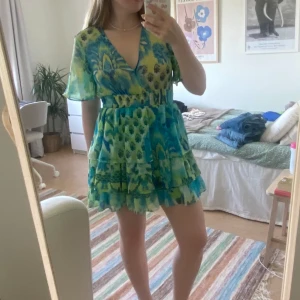 Kort sommarklänning - Kort sommarklänning från Zara. Använd ett fåtal gånger, men i väldigt bra skick. Jag är 160cm för referens!