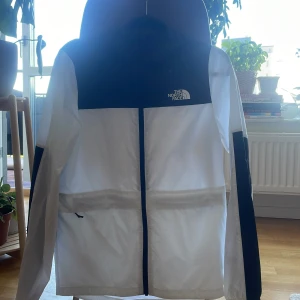 Vindjacka The North Face - Tunn, snygg vindjacka som är perfekt för löpning eller bara för en frisk sommarmorgon eller kväll. Använd max 2 gånger så mycket fint skick! Passar storlek S ungefär. 