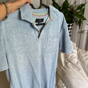 Frotté t-shirt - Säljer frotté t-shirt i nyskick från märket Nils Sundström. Perfekt till sommaren ☀️  Bara att höra av er vid frågor 🦕 