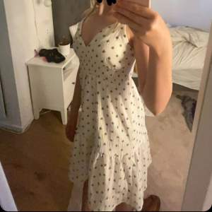 En skit snygg ganska kort klänning som jag har köpt på zalando, säljer pga att jag inte får nån användning av den längre, perfekt nu till sommaren!😻 hör av er angående frågor eller bilder
