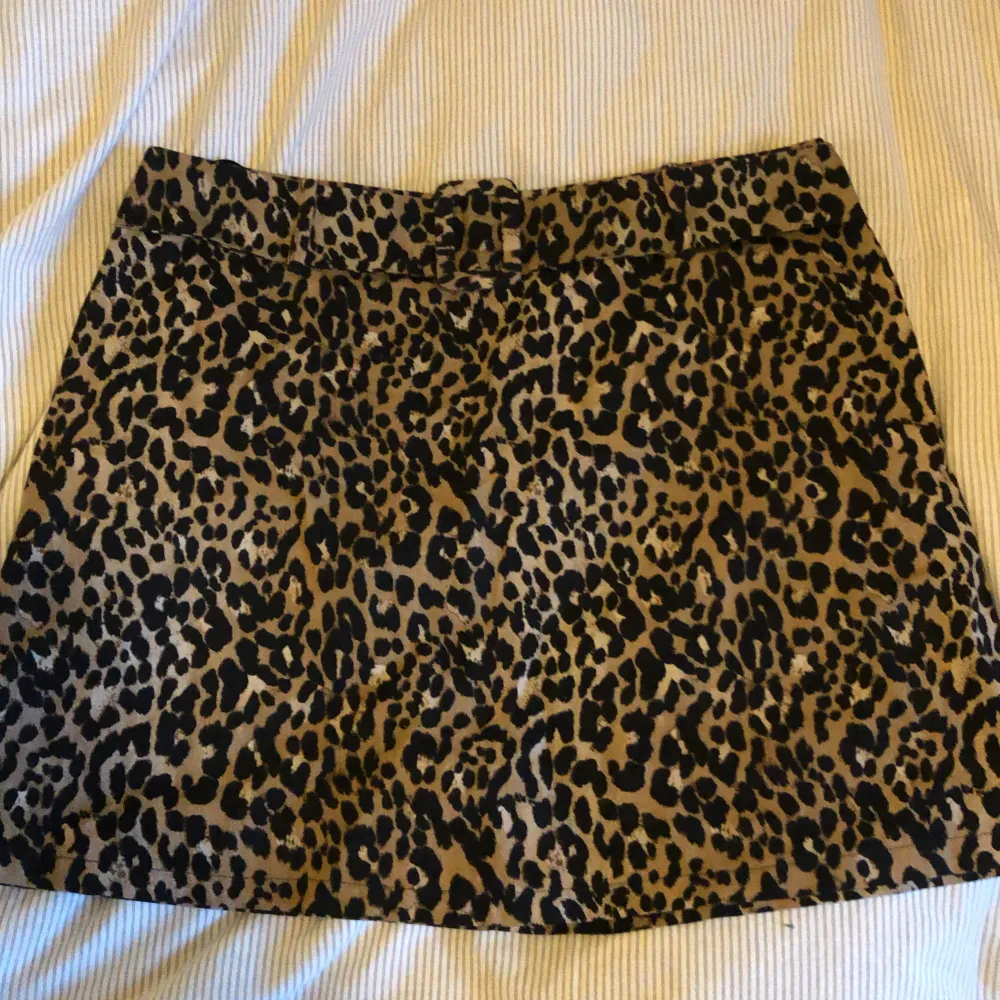 Leopard kjol med bälte Storlek 42 men är som en liten L Skriv vid funderingar😇. Kjolar.