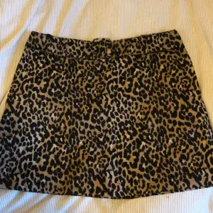 Leopard kjol med bälte Storlek 42 men är som en liten L Skriv vid funderingar😇