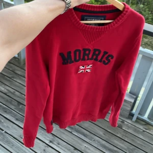 Röd Morris tröja  - Tja, säljer min röda morris tröja i väldigt bra skick, storleken är M, perfekt för svala sommar kvällar, skriv om du har några frågor 😊✍🏻🙌