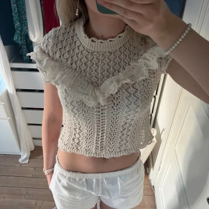 Zara topp - Sjukt snygg volangtopp från zara som köptes sommaren förra året. Jättefint skicka utan defekter.❤️