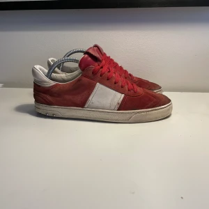 Valentino flycrews - Säljer dessa valentino sneakers! Dem är i använt skick men har fortfarande mycket kvar att ge! Tar eventuellt emot byten! Hör av er vid frågor 