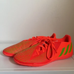 Adidas inomhus skor - Använda 1 gång skick 10/10 skriv vid funderingar 