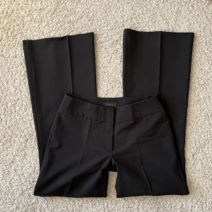 Lågmidjade kostymbyxor  - Sjukt snygga kostymbyxor, lågmidjade och med vida ben!💘 Midjemått rakt över: 38cm. Innebenslängen: 82cm. Benbredd: 30cm