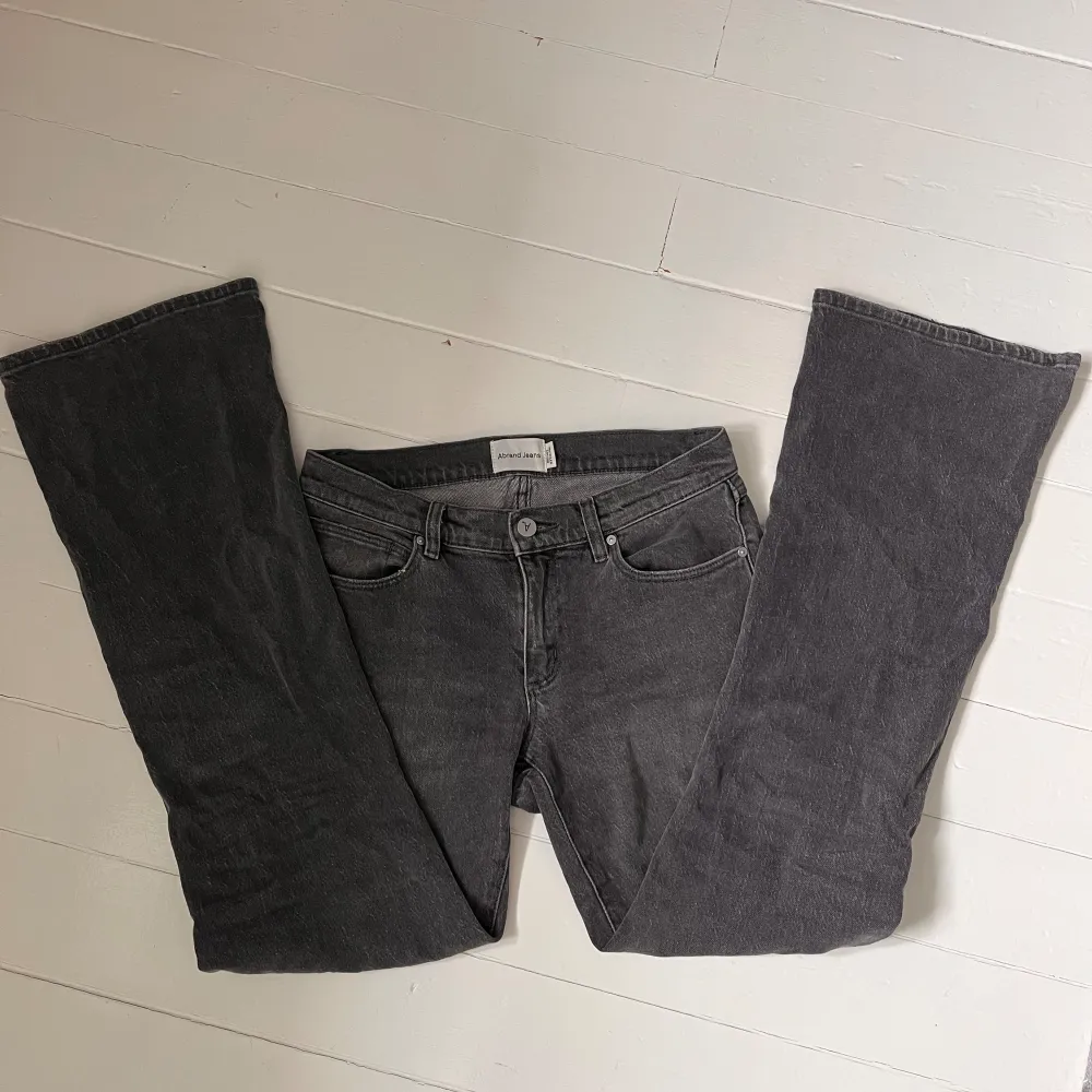low waist bootcut jeans ifrån Abrand jeans. nypris 999kr och dem är nästan aldrig använda, är i super bra skick. (lite skrynkliga från att ha legat i garderoben länge). storlek 27 passar mig som har 36/38, pris kan diskuteras vid snabb affär 💞. Jeans & Byxor.