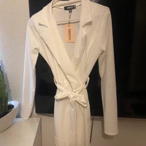 Kavajklänning - Säljer min vita kavajklänning från missguided, aldrig använd. Stl 32🤍🤍