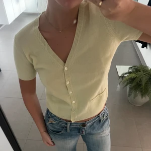 kortärmad kofta - så mjuk ljusgul kortärmad kofta. aldrig använd 💛 i äkta cashmire