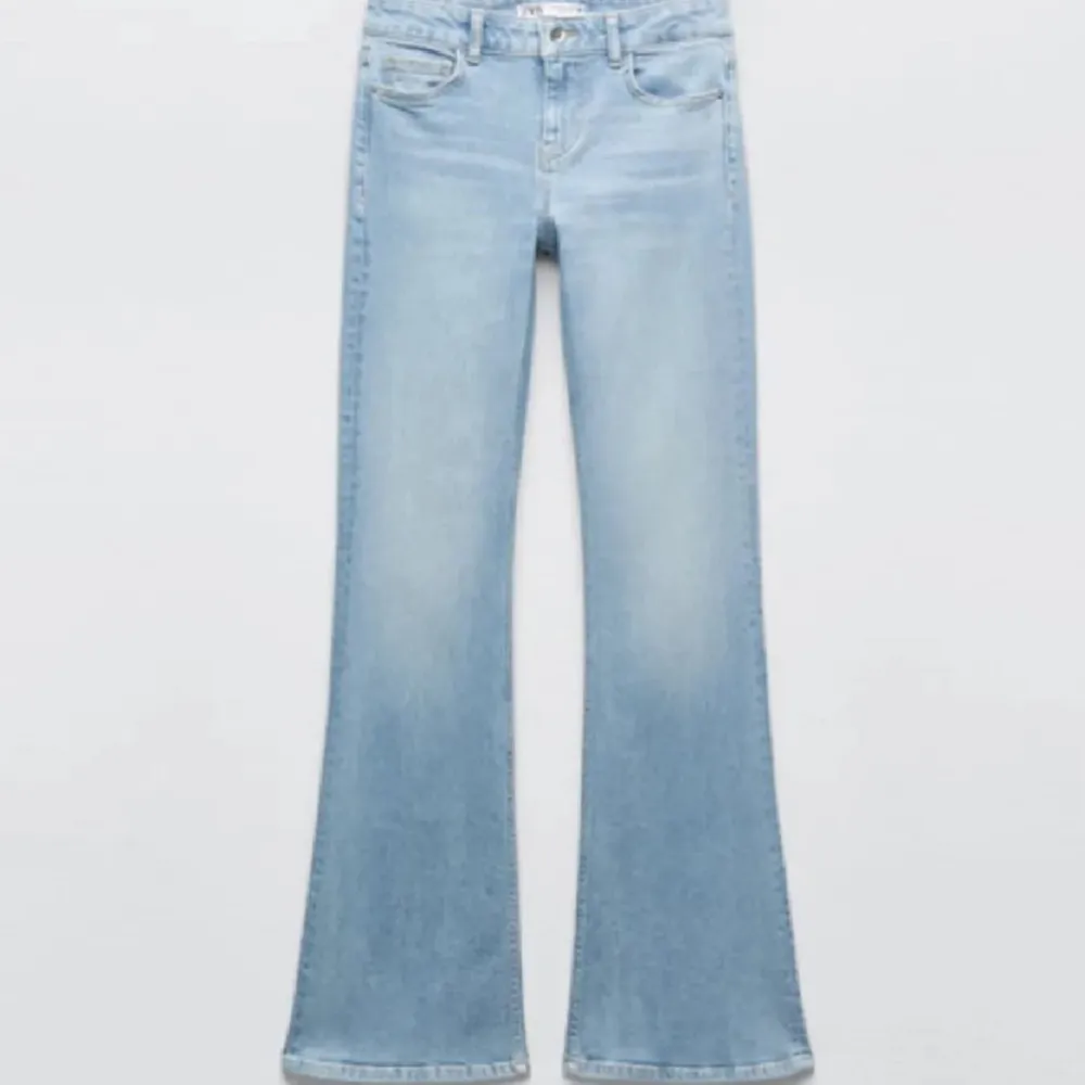 Intressekoll!! Jättefina ljusblå jeans från Zara!💕💕 Storlek S/36 Bud: 400kr. Jeans & Byxor.