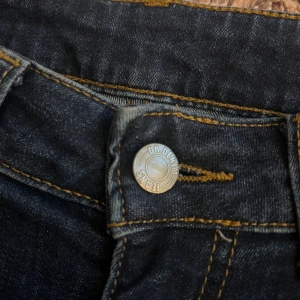 Jeans - Dessa är ett par mid-waist jeans, dom är jätte fina och sköna. Dom är vintage men jag har själv aldrig använt dom så dom är i bra skick!