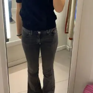 Boutcut jeans från Gina i grå 💕