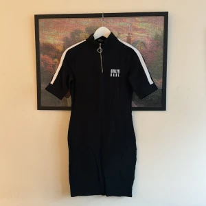 Svart klänning  - Svart, kortärmad klänning i storlek M. 🌸