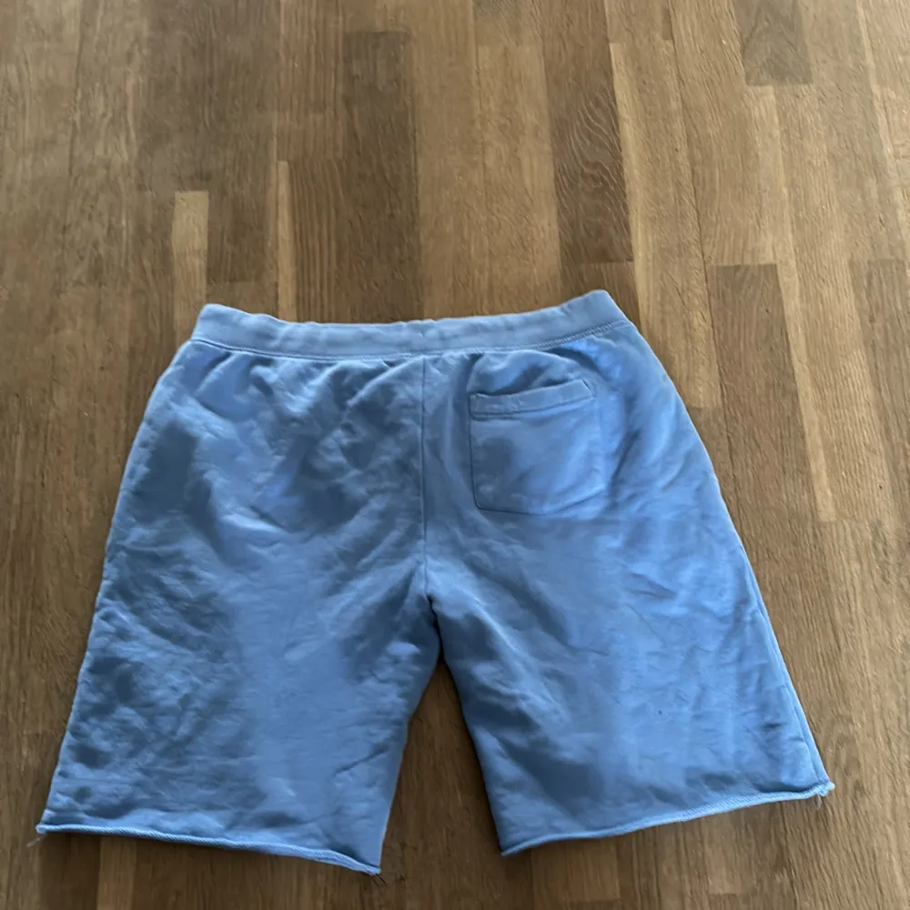 Oanvända polo Ralph lauren shorts som säljs eftersom de inte kommer till användning. För ytligare bilder och frågor kontakta gärna säljaren!. Shorts.