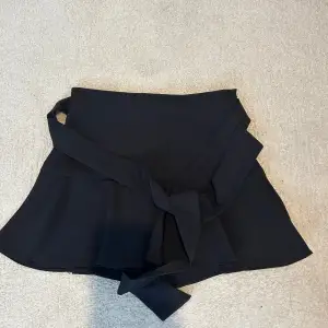Kort svart kjol från ZARA, aldrig använd, väldigt bra skick och priset går att diskuteras💕