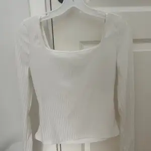 Super söt, ribbad och enkel vit tröja. Lite genomskinlig och helt oanvänd så i fint skick! Tvättar självklart allt innan packning! 🫶🏻😌