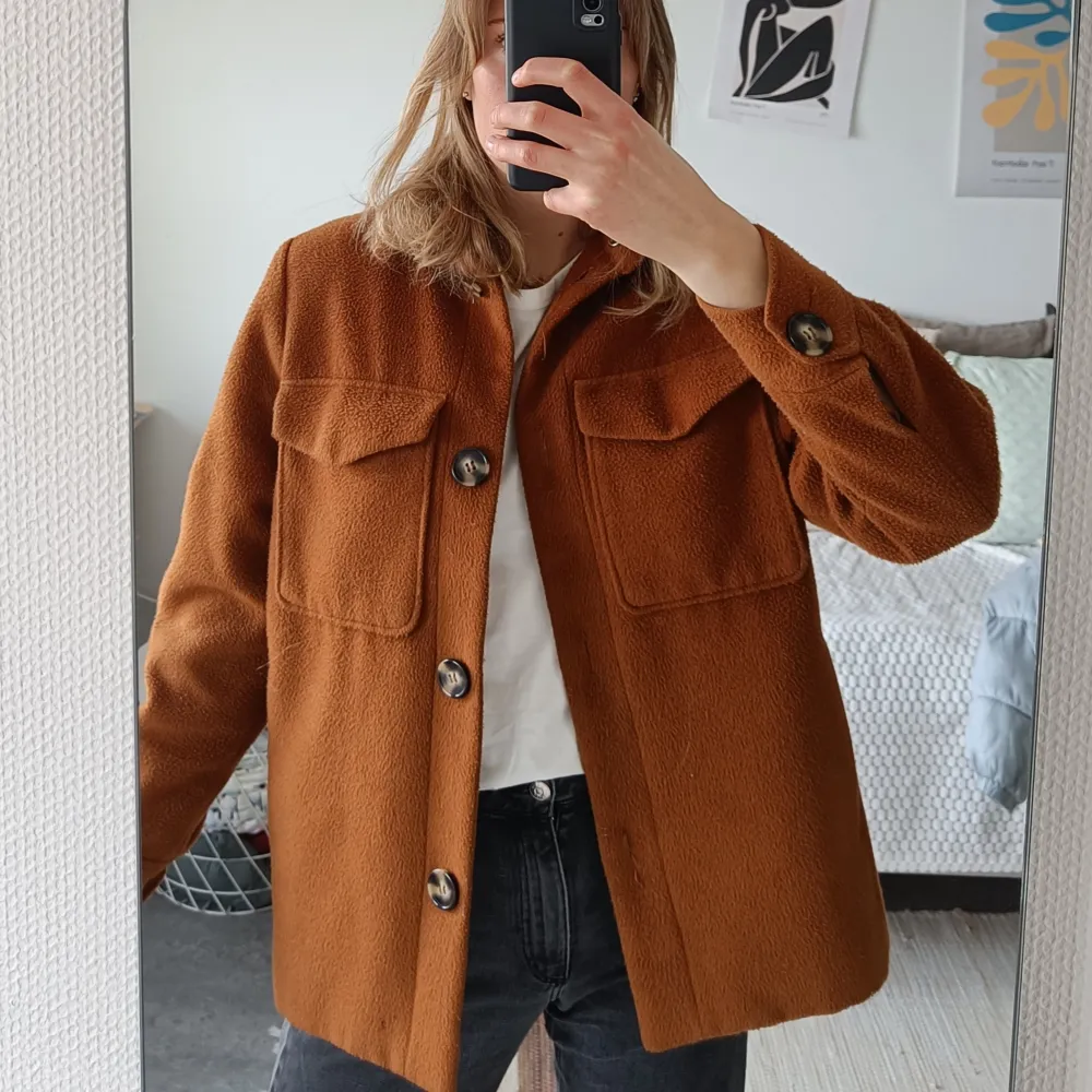 Snygg vår/höstjacka i en supersnygg brun färg från HM. Är i storlek S men är lite oversized i modellen så den passar mig som brukar ha M superbra. Använd en säsong. Bara att skriva om du vill ha fler bilder eller har frågor ☀️💕. Takit.