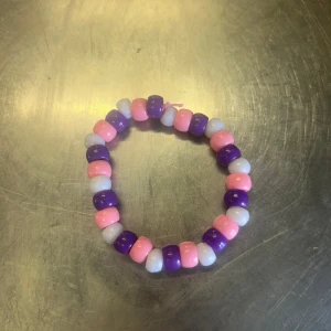 Armband - Rätt så stretchig så lär passa vem som men Skriv om ni vill veta mer!