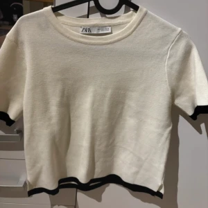Zara tröja - T-shirt från zara, vit och svart (har också en fast tvärtom med färgerna på min sida) 