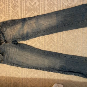 låg midjade vintage jeans - säljer dessa superfina jeansen köpt vintage, då de börjar bli för små för mig. De har en mönster ficka på baksidan, byxorna är i fint skick! Pris kan diskuteras💗