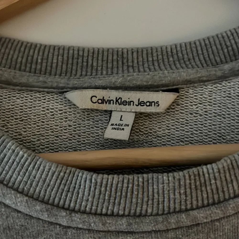 Calvin Klein sweatshirt som är aningen urtvättad men annars inga anmärkningar. 💕 Kommer tyvärr inte till användning längre.. 150 exkl frakt! . Hoodies.
