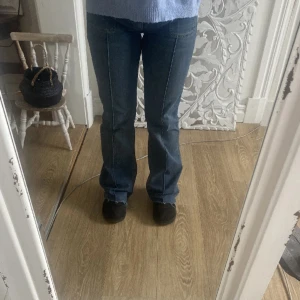 Nelly jeans  - Dem är i storlek 40 dem är små i storleken byxorna är lite klippte nere vid benen för jag är 161 cm så dem skulle passa men tycker inte om färgen jätte bra sick använda tre gånger 