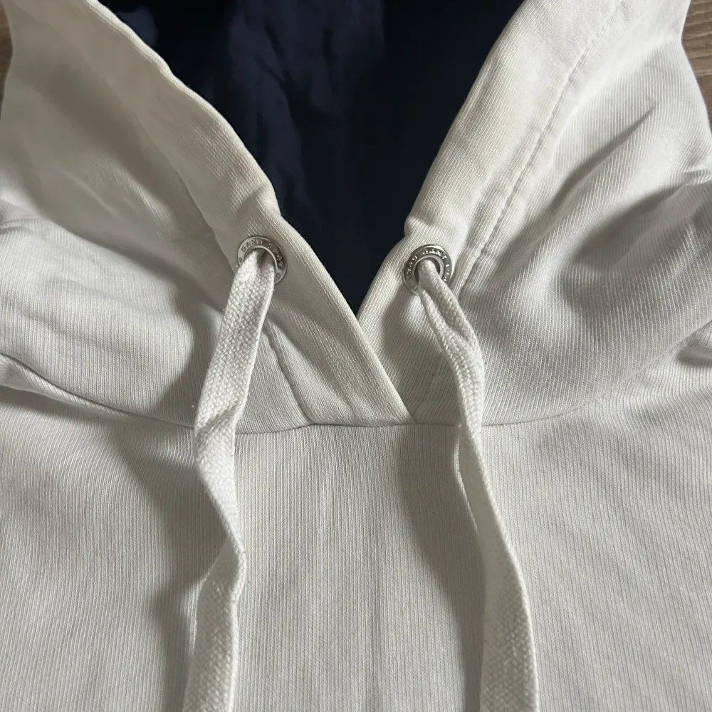En snygg hoodie  i toppen skick som passar till det mesta. Hör av er vid frågor annars fritt fram att använda ” köp nu”.. Tröjor & Koftor.