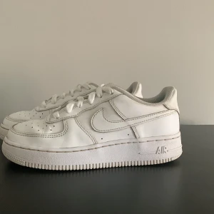 Air force 1  - Hej! Jag säljer mina Nike Air forces som inte längre passar. De är använda men i bra skick. Hör av er om ni har några frågor.
