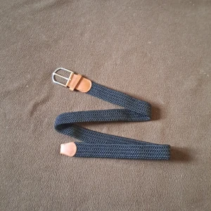 Skärp - Flätat skärp, svart och brunt. Nytt i förpackning.