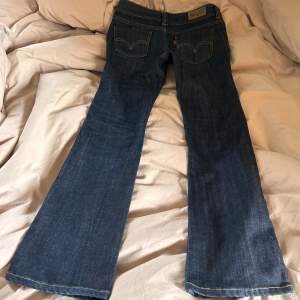 Säljer ett par lågmidjade vintage levis jeans i modellen marissa. Midjemått 36-37 cm Innerbenslängden 76 cm
