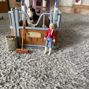 Leksak  - Ett stall, en häst, en gubbe, en kvast och en säck häst mat 