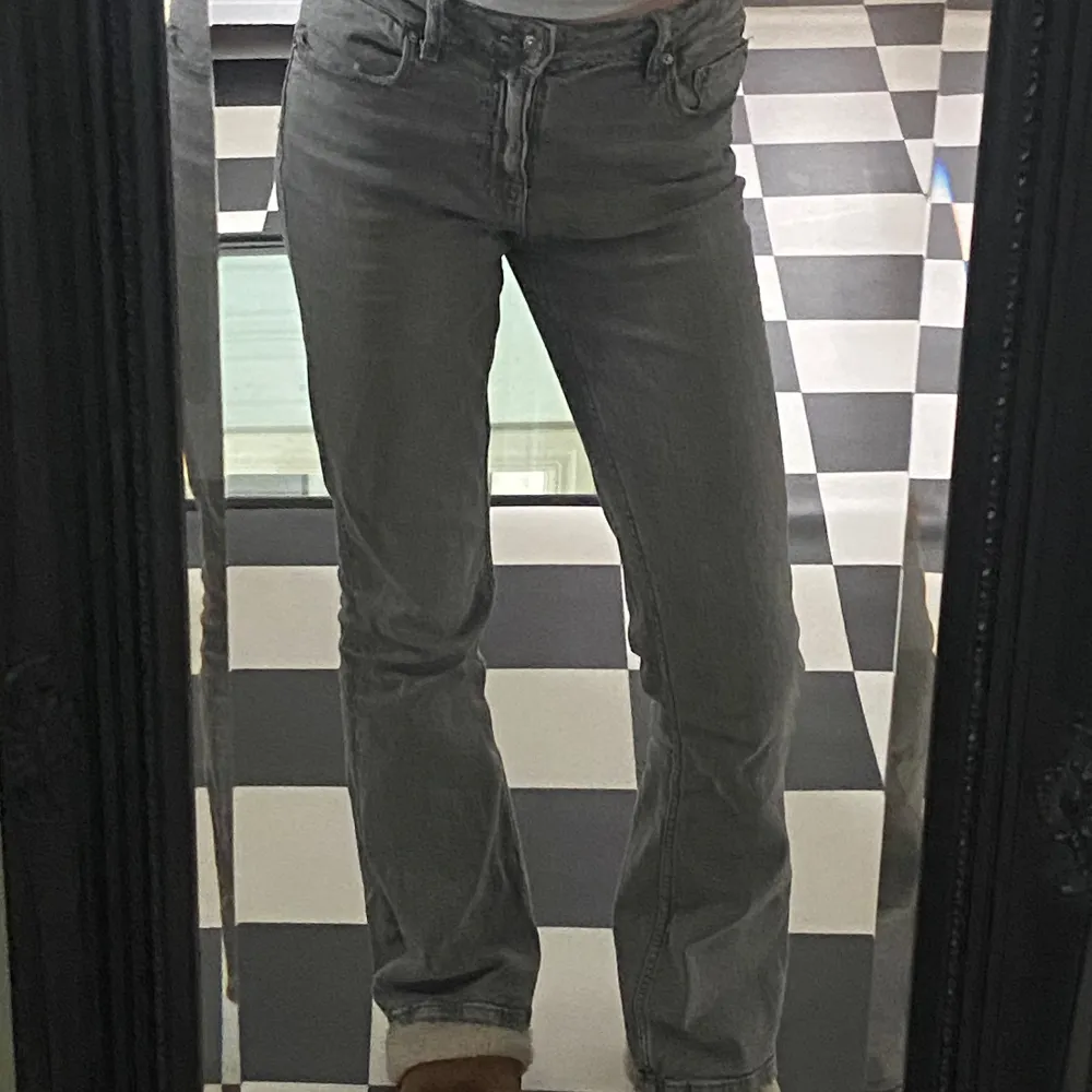 Säljer dessa snygga bootcut byxor pågrund av att de inte kommit till någon användning längre. Jag är 168cm lång och de går nästan ner till hälarna på mig. De är i bra skick!❤️. Jeans & Byxor.