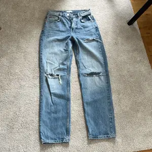 Jeans från Gina tricot i mycket fint skick, använda ett fåtal gånger!