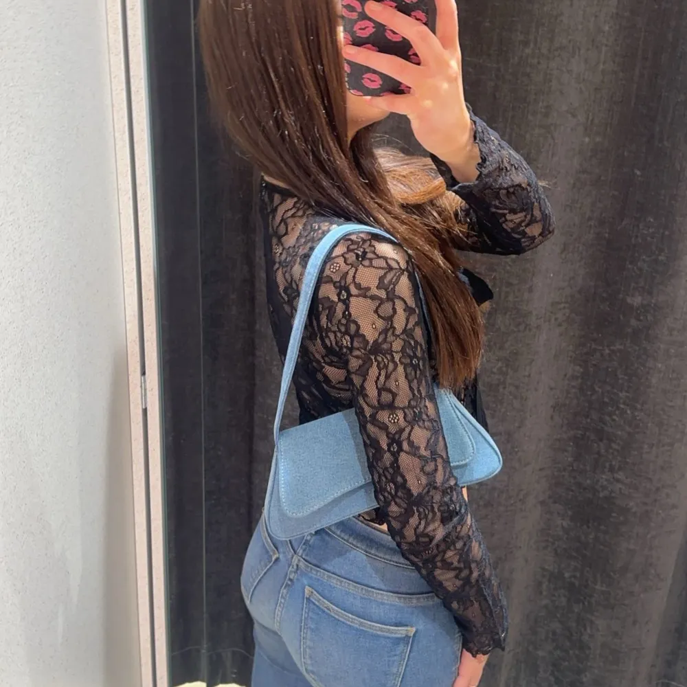Helt ny. Inga defekter alls, och matchar jätte fint till jeans! . Asusteet.