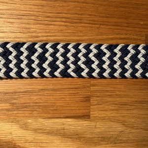 Flätat bälte  - Säljer det här nya och oanvända flätade bältet. Hela bältet bortsett från metallbiten är ca 102 cm långt, men kan stretchas ut till en större storlek. Pris: 59 kr