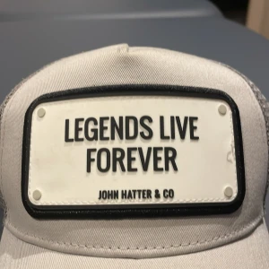 Keps john hatter och co - Den är justerbar,har ingen låda och använd några få gånger