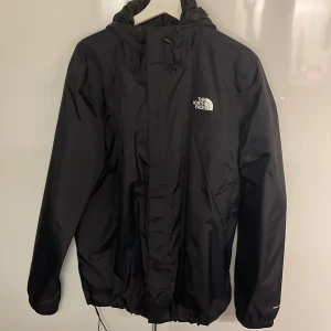The North Face vindjacka - En skön vindjacka som kan användas i vardagen och på träning. Jackan är oanvänd och kommer inte till användning hos mig.  Jackan kan även användas i regnet. Köptes för 1300kr. Pris kan diskuteras.