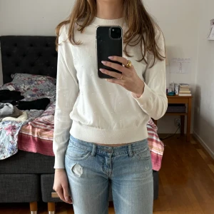 Prickig mango tröja  - Vit tröja från Mango med små vita prickar på. Sitter åt längst ner vid midjan och vid ärmarna. Storlek M på lappen men jag tycker den är som storlek S.